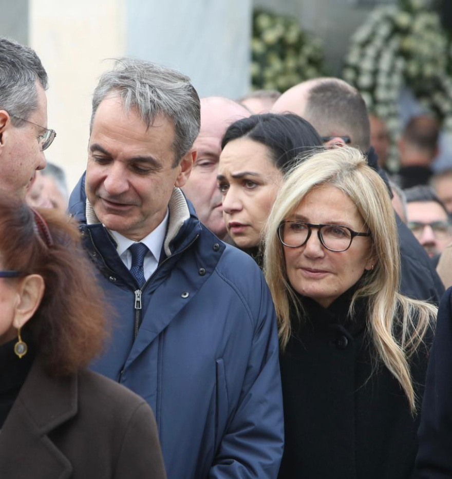 Το τελευταίο «αντίο» αυτή την ώρα στον πατριάρχη της Βιοχάλκο Νίκο Στασινόπουλο, παρών και ο Κυριάκος Μητσοτάκης