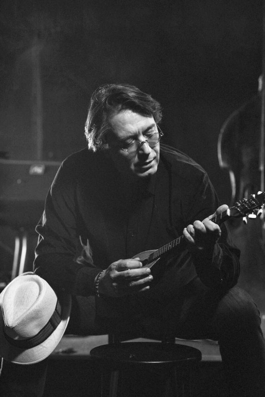 Βασίλης Τσιτσάνης: Ο μύθος του κορυφαίου λαϊκού δημιουργού ζωντανεύει στο Θέατρο Παλλάς