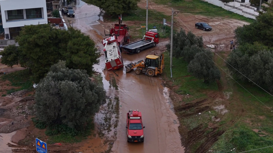 Πλάνα από drone καταγράφουν την καταστροφή στη Βάρη: Πλημμυρισμένα σπίτια, δρόμοι και αυτοκίνητα μέσα στη λάσπη