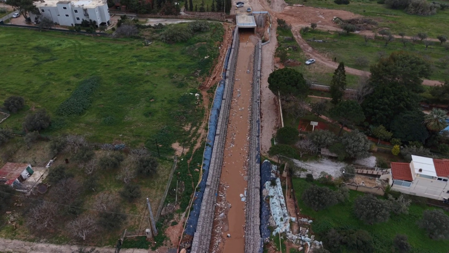 Πλάνα από drone καταγράφουν την καταστροφή στη Βάρη: Πλημμυρισμένα σπίτια, δρόμοι και αυτοκίνητα μέσα στη λάσπη