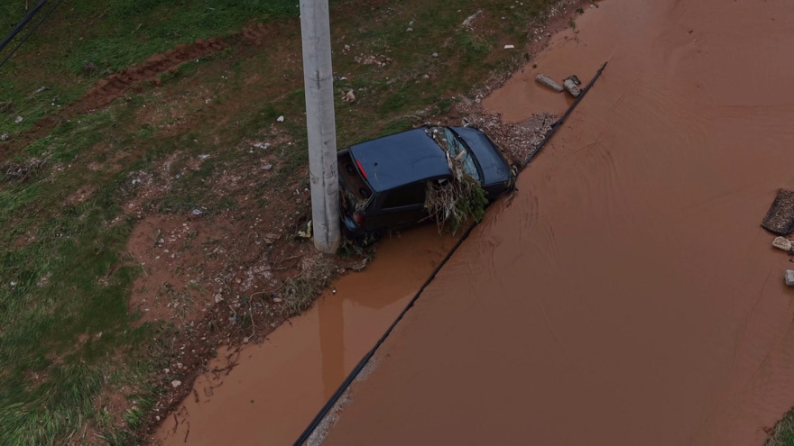 Πλάνα από drone καταγράφουν την καταστροφή στη Βάρη: Πλημμυρισμένα σπίτια, δρόμοι και αυτοκίνητα μέσα στη λάσπη
