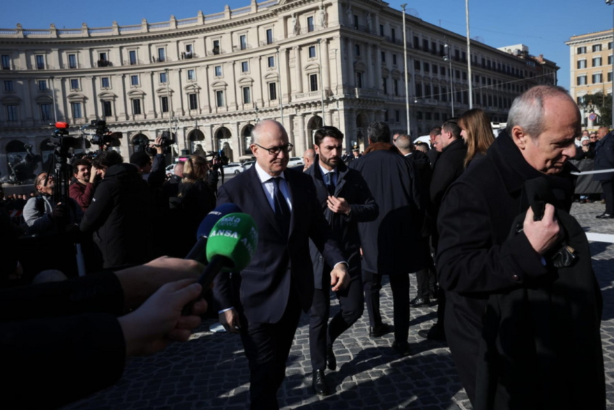 Με λευκά τριαντάφυλλα το τελευταίο αντίο στον Βαλεντίνο: Γουίντουρ, Βερσάτσε και Χάθαγουεϊ αποχαιρέτησαν τον θρυλικό σχεδιαστή μόδας