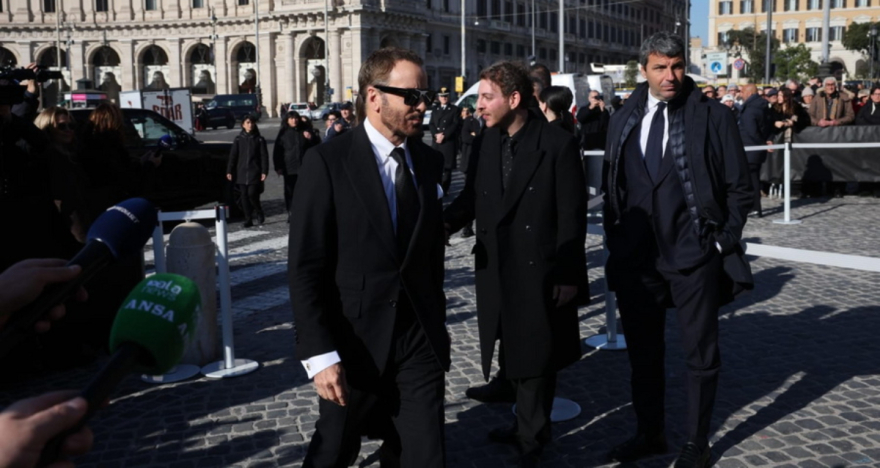 Με λευκά τριαντάφυλλα το τελευταίο αντίο στον Βαλεντίνο: Γουίντουρ, Βερσάτσε και Χάθαγουεϊ αποχαιρέτησαν τον θρυλικό σχεδιαστή μόδας