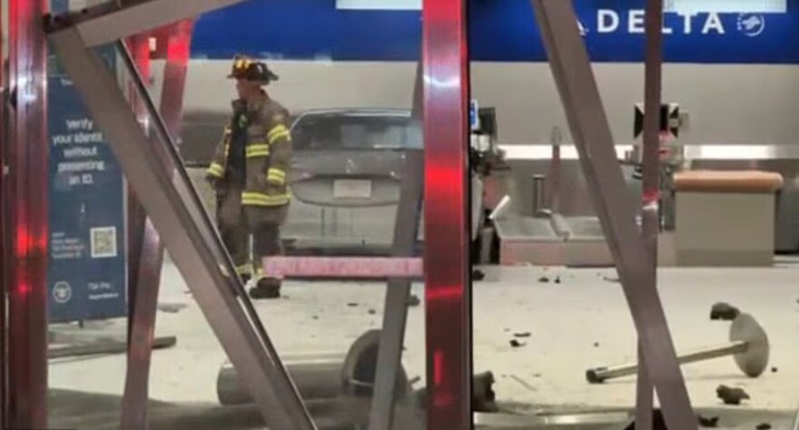 Χάος στο αεροδρόμιο του Ντιτρόιτ: Αυτοκίνητο εισέβαλε μέσα στο terminal, ο οδηγός συνελήφθη ουρλιάζοντας