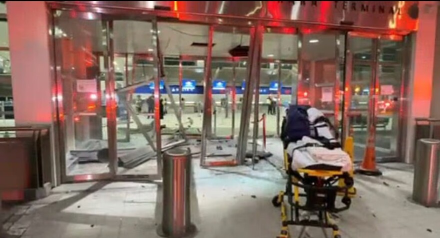 Χάος στο αεροδρόμιο του Ντιτρόιτ: Αυτοκίνητο εισέβαλε μέσα στο terminal, ο οδηγός συνελήφθη ουρλιάζοντας