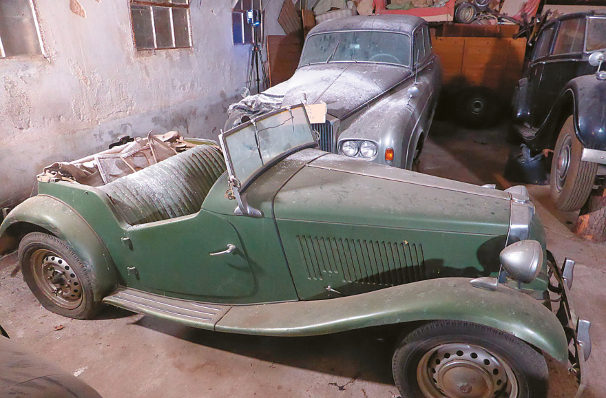 Δέκα βασιλικά αυτοκίνητα αναπαλαιώθηκαν: Η ιστορία των 4 Rols Royce και τα FIATάκια με τα ψάθινα καθίσματα