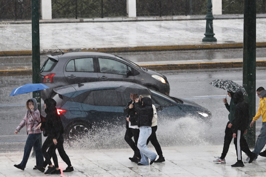 Καταιγίδες πλήττουν σήμερα την Αττική, λίμνη και πάλι η Βουλιαγμένης: Live χάρτης με το πέρασμα της κακοκαιρίας που έχει σημάνει πορτοκαλί συναγερμό