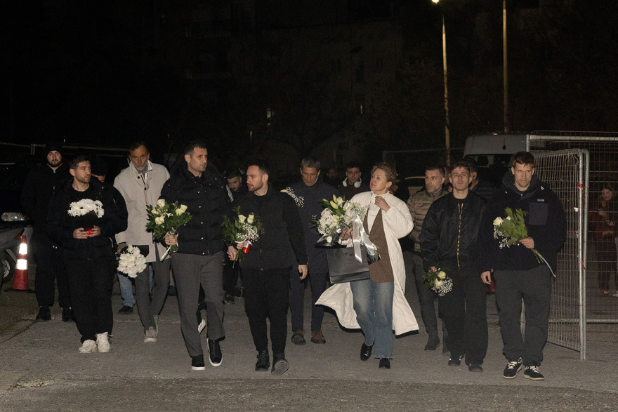 Με λουλούδια στα χέρια έξω από την Τούμπα ο Λουτσέσκου και οι παίκτες του ΠΑΟΚ, τίμησαν τη μνήμη των επτά οπαδών