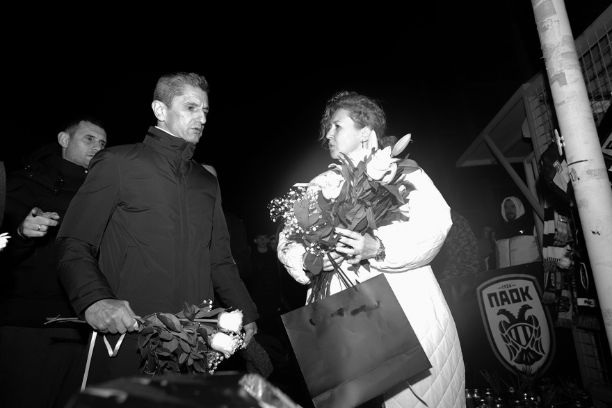 Με λουλούδια στα χέρια έξω από την Τούμπα ο Λουτσέσκου και οι παίκτες του ΠΑΟΚ, τίμησαν τη μνήμη των επτά οπαδών