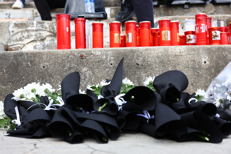 Με τα ονόματα των νεκρών της τραγωδίας στη Ρουμανία οι φανέλες του ΠΑΟΚ στην μπουτίκ της Τούμπας, δείτε βίντεο