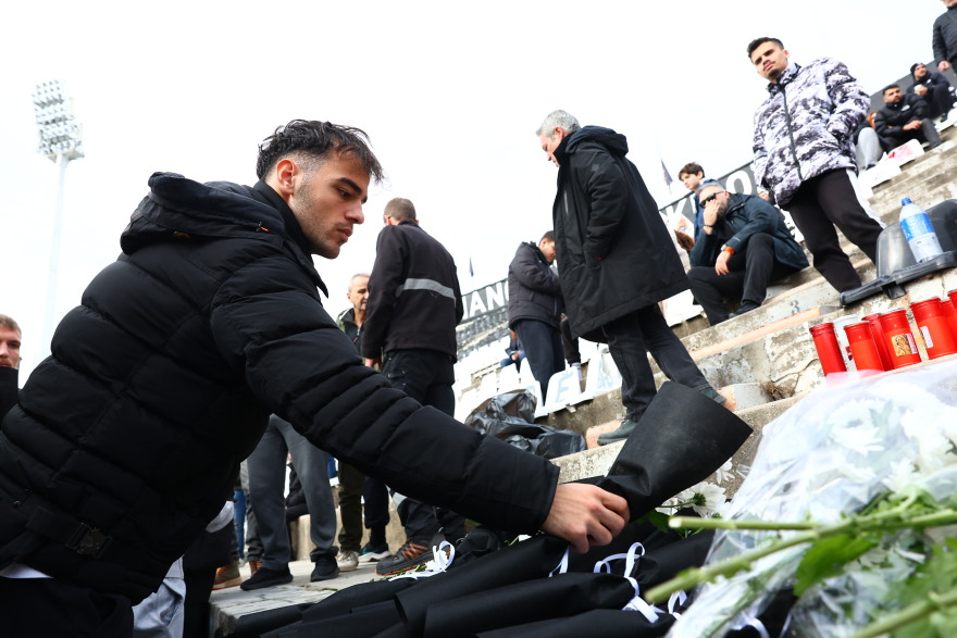 Με τα ονόματα των νεκρών της τραγωδίας στη Ρουμανία οι φανέλες του ΠΑΟΚ στην μπουτίκ της Τούμπας, δείτε βίντεο