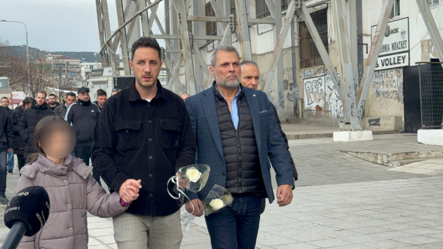Πρώην ποδοσφαιριστής και ο πρόεδρος του Ερασιτέχνη του Άρη αφήνουν λευκά τριαντάφυλλα έξω από το γήπεδο της Τούμπας