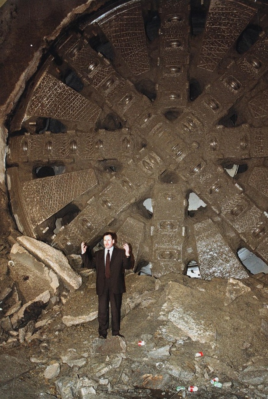 26 χρόνια από τα εγκαίνια του μετρό της Αθήνας: Οι διάσημοι, το πάρτι στο Σύνταγμα και η κοσμοσυρροή