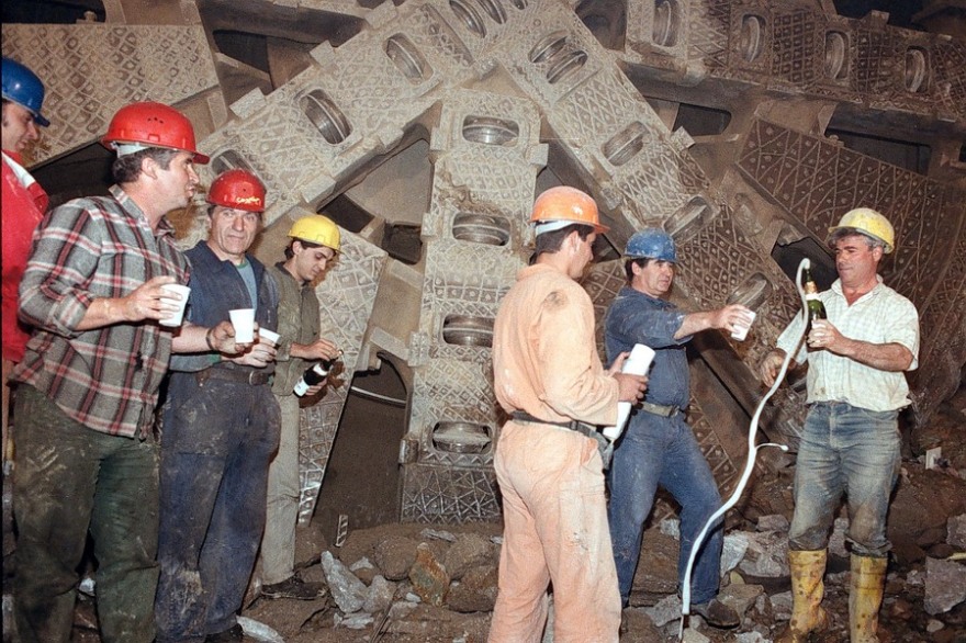 26 χρόνια από τα εγκαίνια του μετρό της Αθήνας: Οι διάσημοι, το πάρτι στο Σύνταγμα και η κοσμοσυρροή