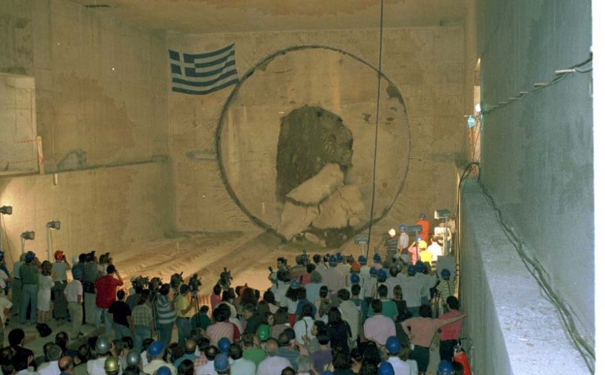 26 χρόνια από τα εγκαίνια του μετρό της Αθήνας: Οι διάσημοι, το πάρτι στο Σύνταγμα και η κοσμοσυρροή