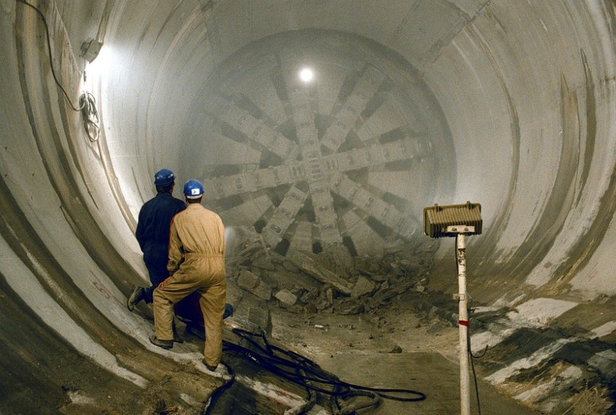 26 χρόνια από τα εγκαίνια του μετρό της Αθήνας: Οι διάσημοι, το πάρτι στο Σύνταγμα και η κοσμοσυρροή