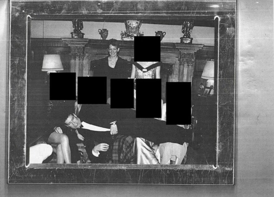 Νέα έγγραφα Έπσταϊν: Φωτογραφίες δείχνουν τον πρίγκιπα Άντριου πάνω από γυναίκα που είναι ξαπλωμένη στο πάτωμα