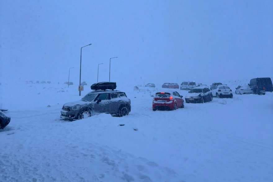 Εγκλωβισμένοι παραμένουν δεκάδες επισκέπτες στο χιονοδρομικό κέντρο Φαλακρού, ανάμεσά τους οικογένειες με παιδιά