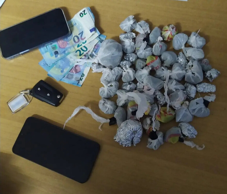 Σύλληψη 28χρονου στη Γλυφάδα για κατοχή ναρκωτικών, τα έκρυβε στον αεραγωγό του αυτοκινήτου 