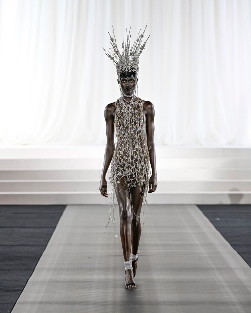 Σίλια Κριθαριώτη: Το Παρίσι είπε «Bienvenue» στην ελληνική υψηλή ραπτική
