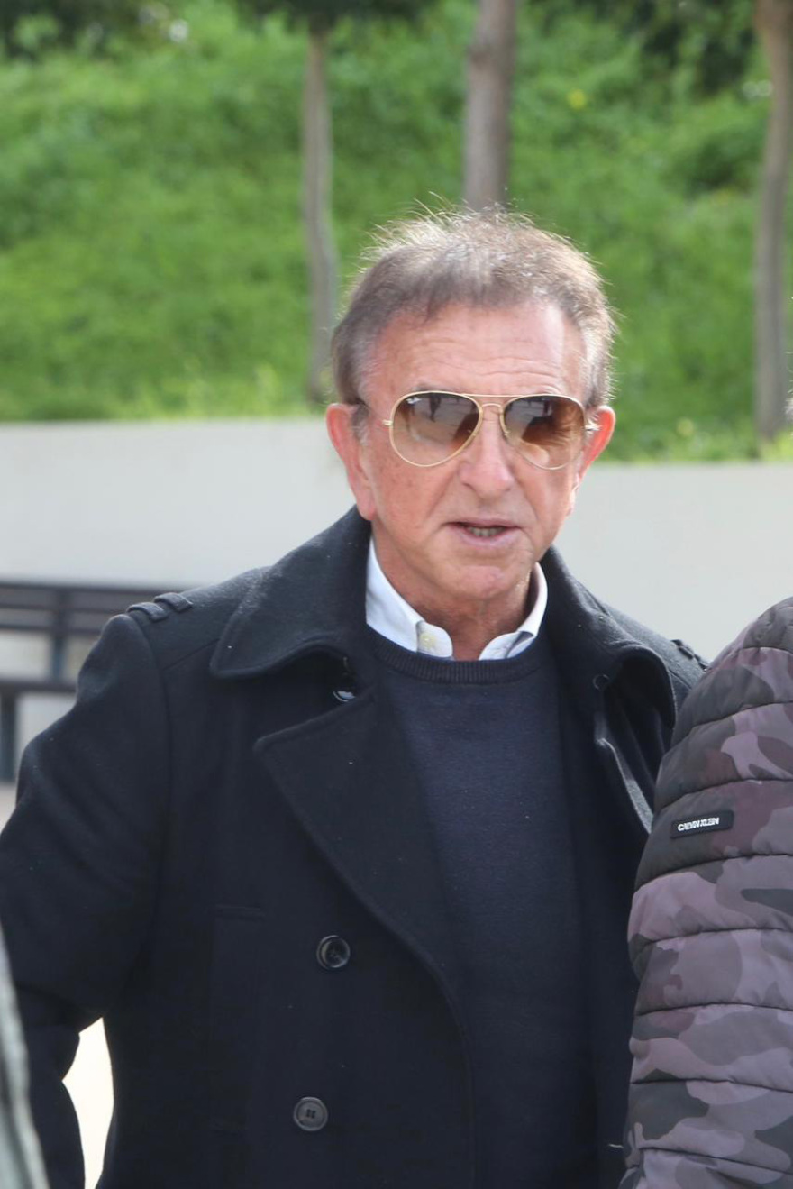 Συγγενείς και φίλοι στο τελευταίο αντίο του θρύλου της νυχτερινής διασκέδασης Λάκη Ραπτάκη