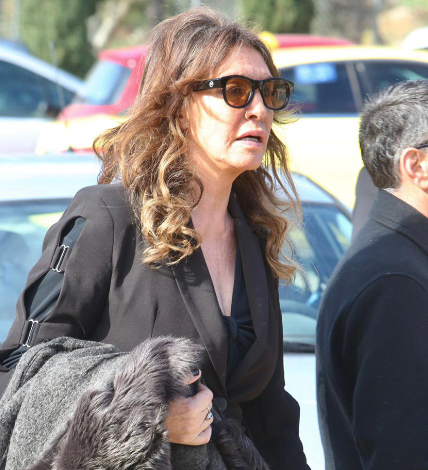 Συγγενείς και φίλοι στο τελευταίο αντίο του θρύλου της νυχτερινής διασκέδασης Λάκη Ραπτάκη