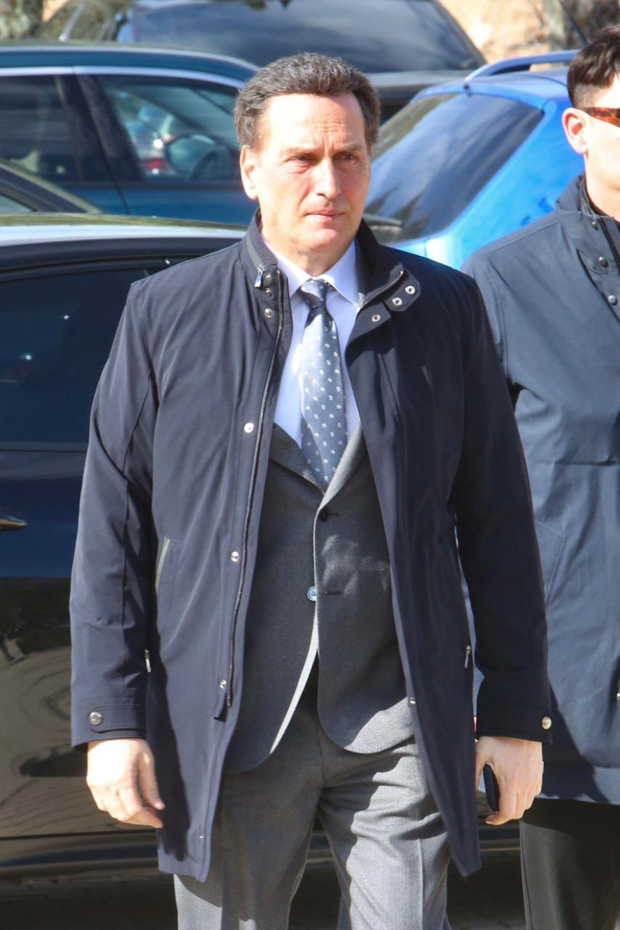 Συγγενείς και φίλοι στο τελευταίο αντίο του θρύλου της νυχτερινής διασκέδασης Λάκη Ραπτάκη