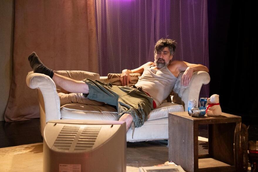 «Killer Joe»: Το βραβευμένο έργο για την ανθρώπινη απελπισία, τη βία και την εξουσία στο θέατρο Αλκμήνη