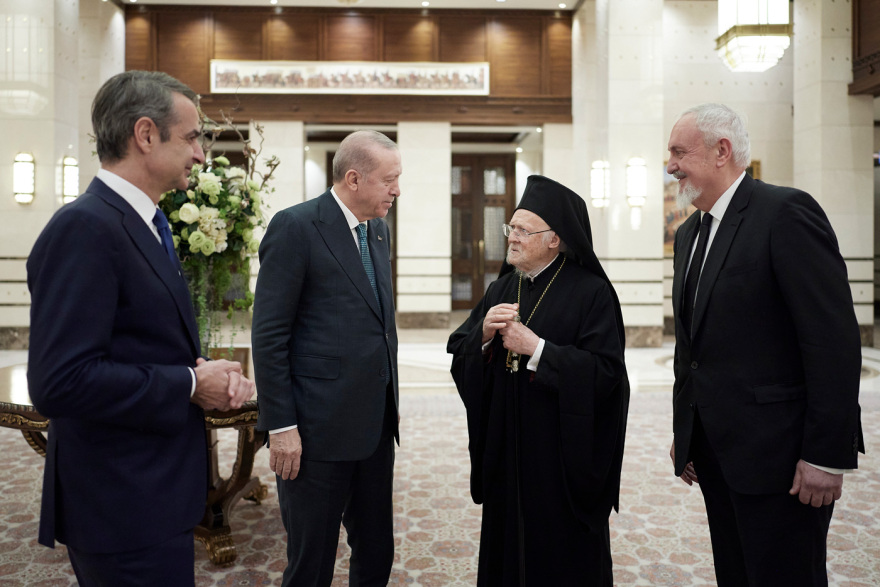 Τα παρασκήνια της συνάντησης Μητσοτάκη - Ερντογάν: Η γιγαντοοθόνη, τα κομπολόγια και η συζήτηση για τις κουζίνες Ελλάδας-Τουρκίας  