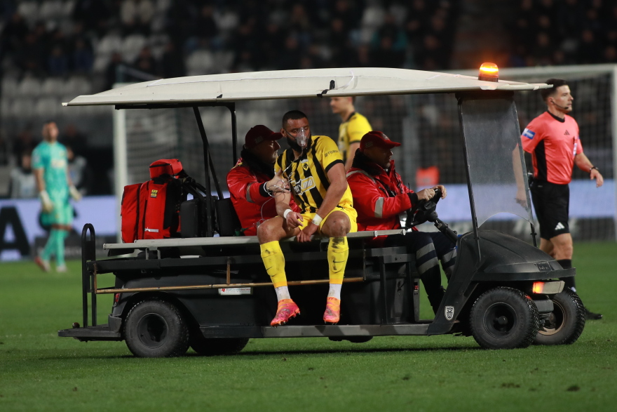 ΠΑΟΚ-ΑΕΚ: Αποχώρησε με μάσκα οξυγόνου από τον αγωνιστικό χώρο ο Μουκουντί, βίντεο 