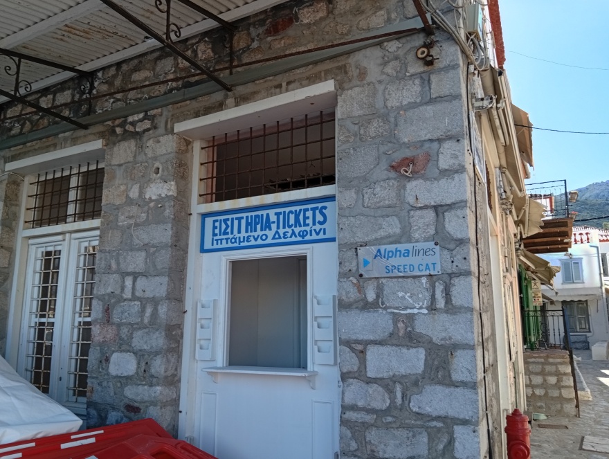 Η Ύδρα μετατρέπεται σε τηλεοπτικό πλατό για να υποδεχθεί τον Μπραντ Πιτ, δείτε φωτογραφίες από τα πρώτα σκηνικά