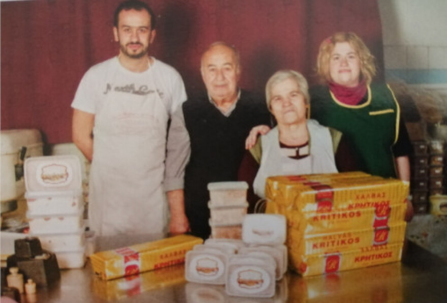 Μεγάλες ουρές για παραδοσιακό χαλβά στη Παλαιά Κοκκινιά, δείτε βίντεο και φωτογραφίες