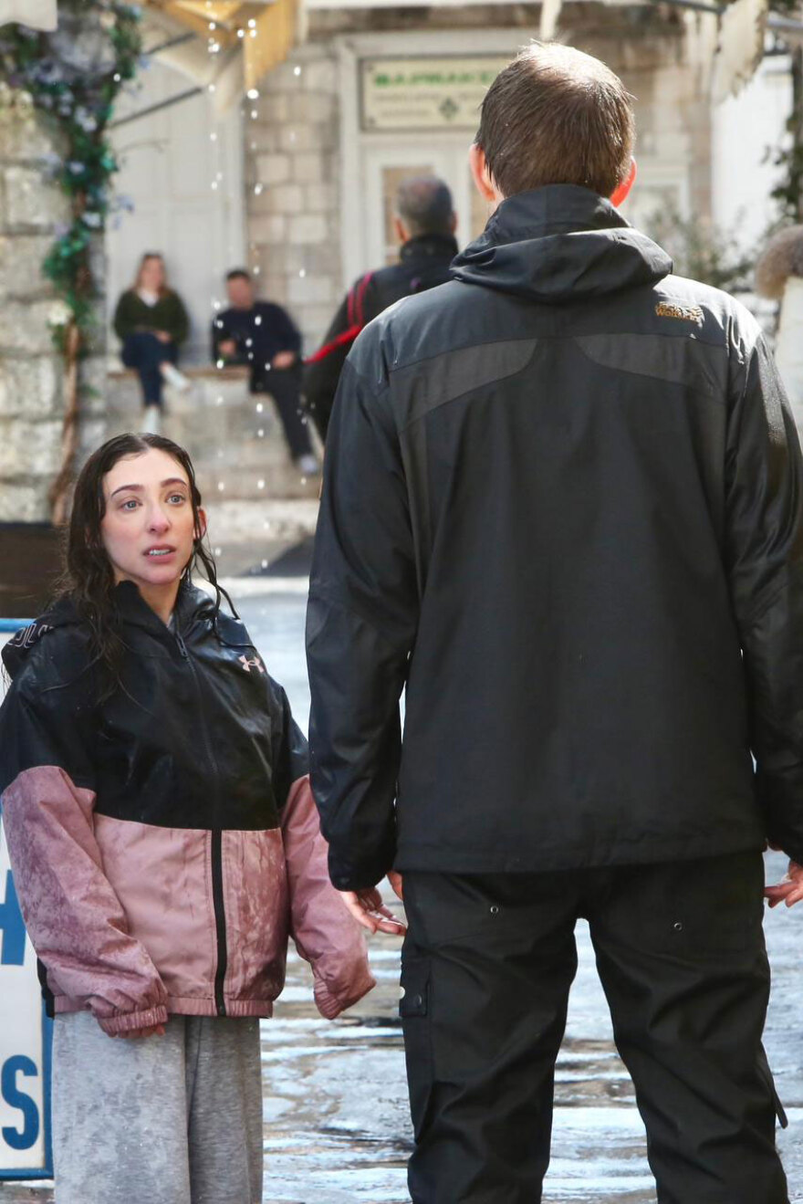 Πώς βρέχει στην Ύδρα για τον Μπραντ Πιτ: Οι πρόβες για την τεχνητή καταιγίδα στα γυρίσματα, δείτε βίντεο και φωτογραφίες