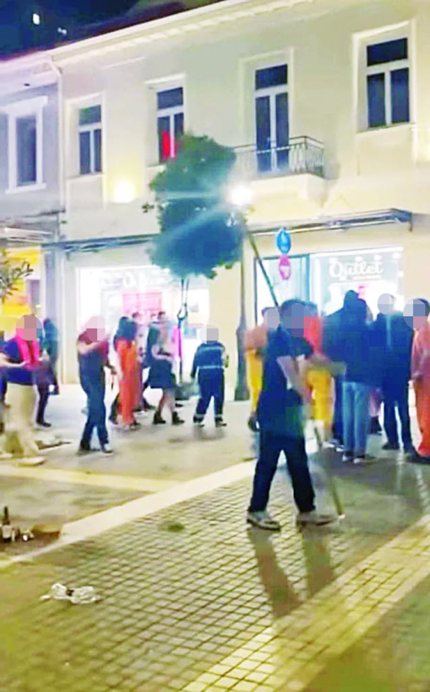 Φωτιές, ξεριζωμένα δέντρα και χοροί πάνω σε ΙΧ στο καρναβάλι Πάτρας, στη Δικαιοσύνη προσφεύγουν οι διοργανωτές για τους βανδάλους, βίντεο και φωτογραφίες