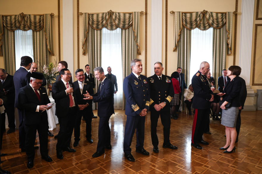 Παρασκήνια από τη δεξίωση του ΠτΔ Κώστα Τασούλα στο διπλωματικό σώμα - Η απουσία Κίμπερλι και τα... εθνικά μπιφτεκάκια του σεφ Βασίλη Μπέκα