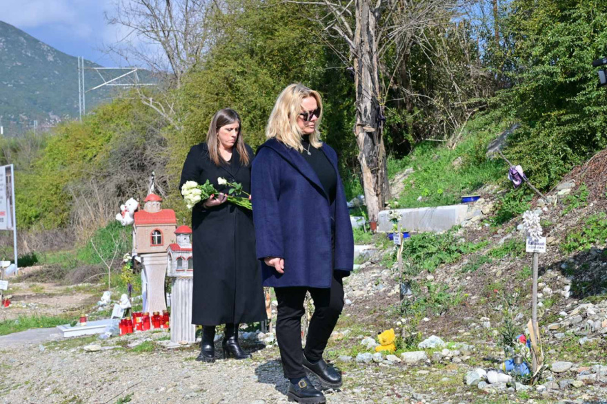 Λουλούδια στο σημείο της τραγωδίας στα Τέμπη άφησαν συγγενείς των θυμάτων, δείτε βίντεο και φωτογραφίες