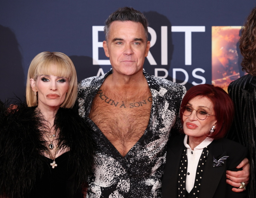 Ο Όζι Όσμπορν τιμήθηκε στα Brit Awards 2026, η χήρα του, Σάρον παρέλαβε το βραβείο
