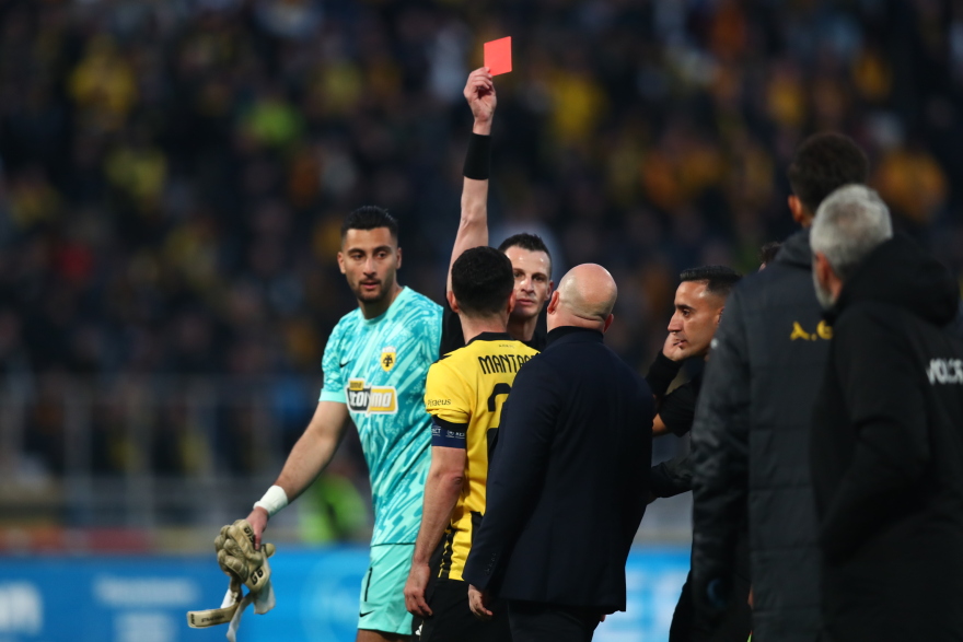 Ένταση στο φινάλε του αγώνα της ΑΕΚ με τον Βόλο - «Νάτοι, νάτοι οι πρωταθλητές» φώναζαν οι οπαδοί της Ένωσης, βίντεο 