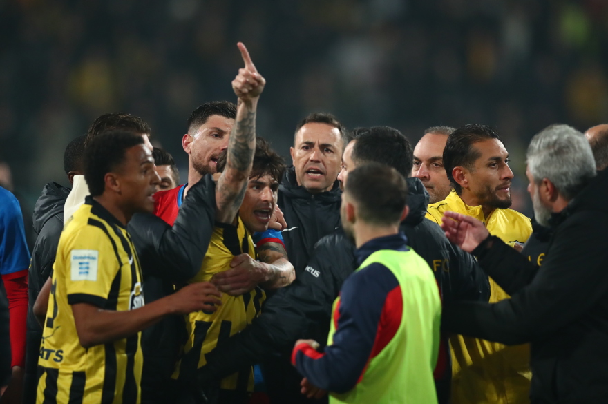 Ένταση στο φινάλε του αγώνα της ΑΕΚ με τον Βόλο - «Νάτοι, νάτοι οι πρωταθλητές» φώναζαν οι οπαδοί της Ένωσης, βίντεο 