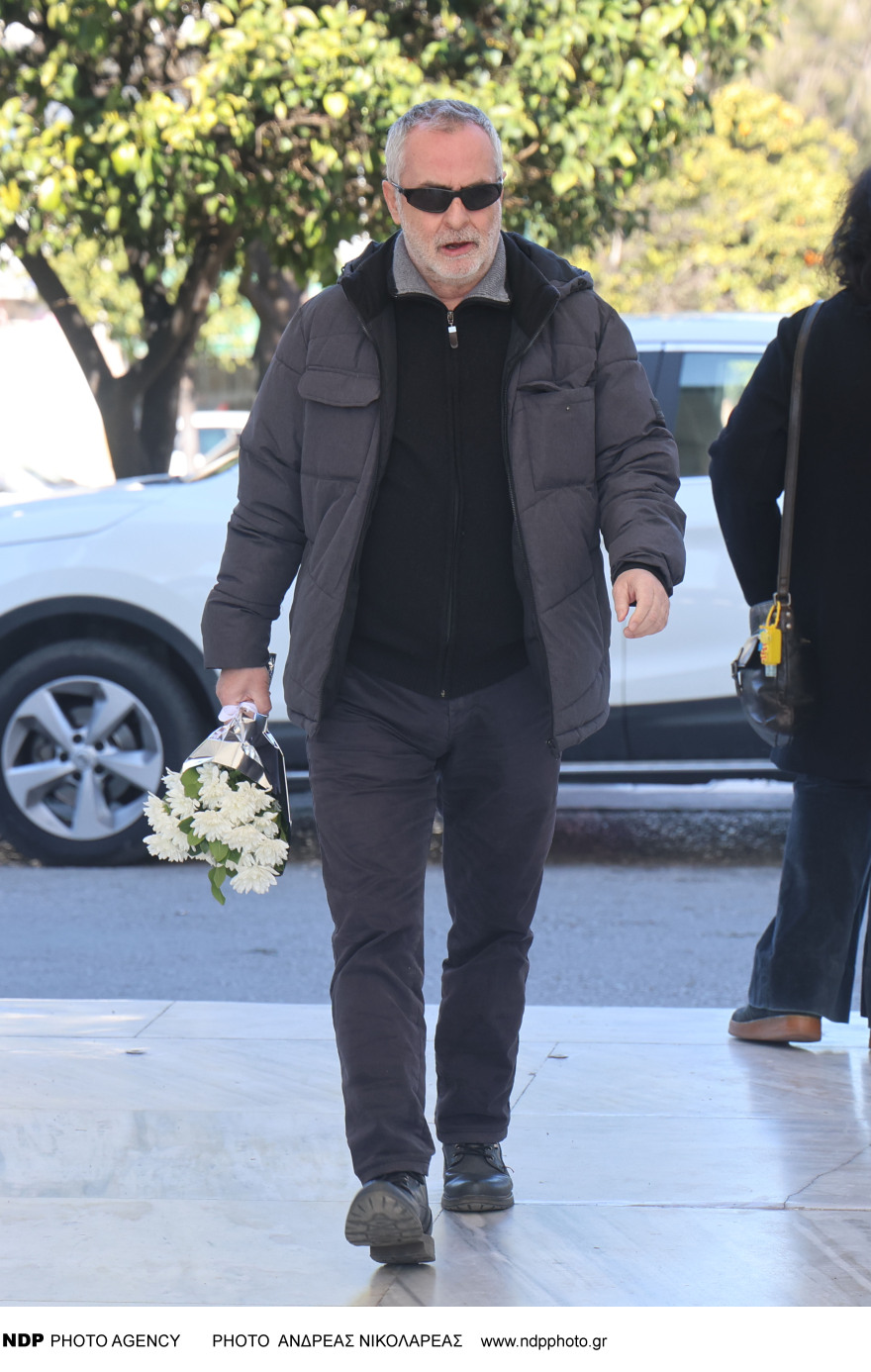 Συγκίνηση στο τελευταίο «αντίο» του Κώστα Νταλιάνη, συντετριμμένος ο αδερφός του Γιάννης