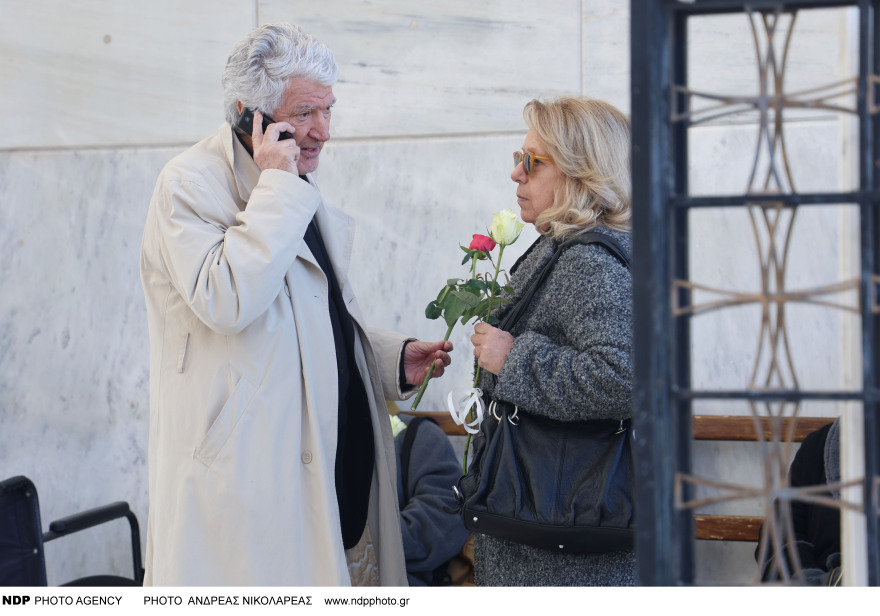 Συγκίνηση στο τελευταίο «αντίο» του Κώστα Νταλιάνη, συντετριμμένος ο αδερφός του Γιάννης