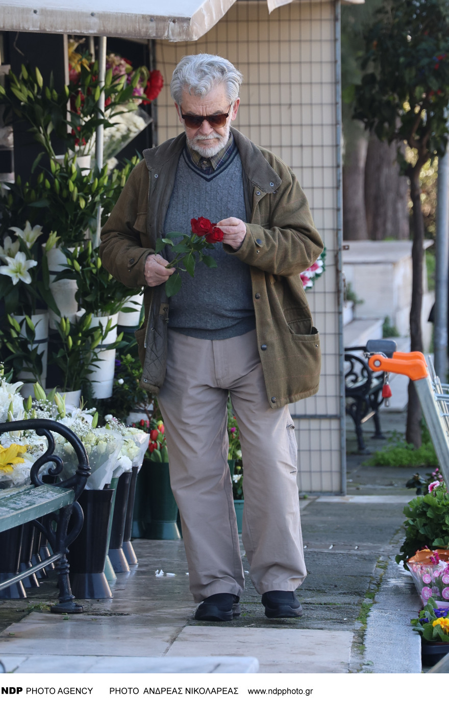 Συγκίνηση στο τελευταίο «αντίο» του Κώστα Νταλιάνη, συντετριμμένος ο αδερφός του Γιάννης