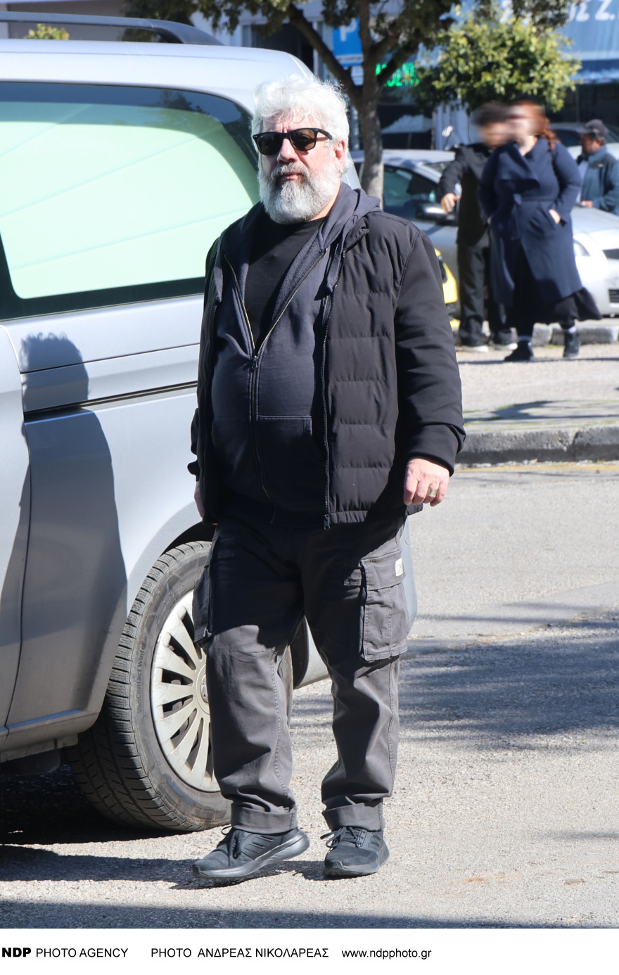 Συγκίνηση στο τελευταίο «αντίο» του Κώστα Νταλιάνη, συντετριμμένος ο αδερφός του Γιάννης