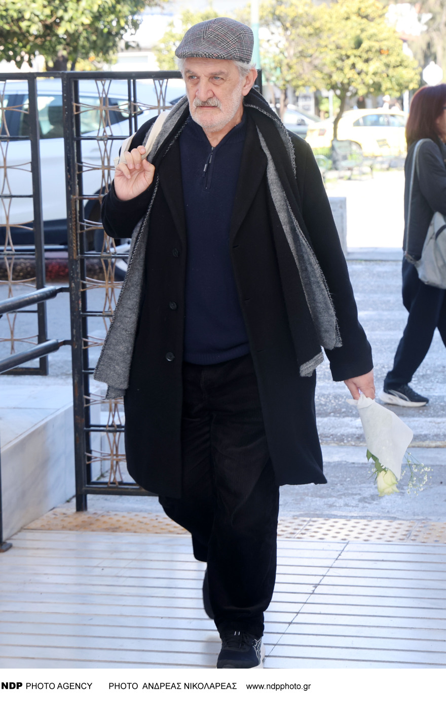 Συγκίνηση στο τελευταίο «αντίο» του Κώστα Νταλιάνη, συντετριμμένος ο αδερφός του Γιάννης