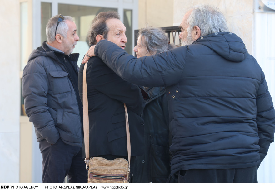 Συγκίνηση στο τελευταίο «αντίο» του Κώστα Νταλιάνη, συντετριμμένος ο αδερφός του Γιάννης