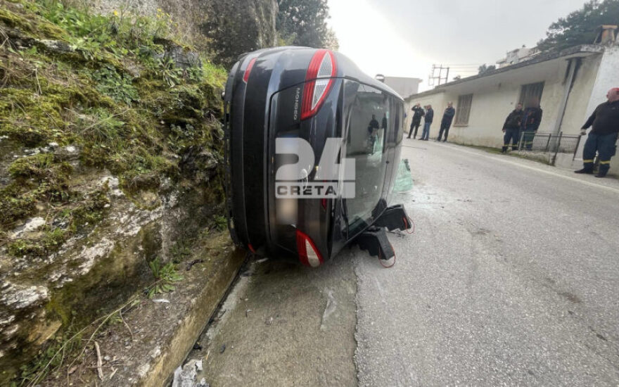 Τροχαίο στο Ηράκλειο Κρήτης, αναποδογύρισε αυτοκίνητο και εγκλωβίστηκε ο οδηγός, δείτε φωτογραφίες