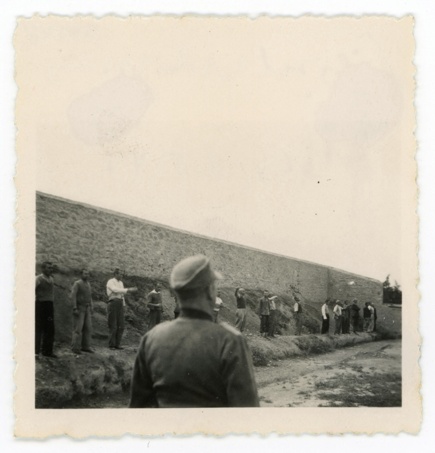 Κοιτώντας τον θάνατο στα μάτια: Η συγκλονιστική φωτογραφία από την εκτέλεση των 200 στην Καισαριανή