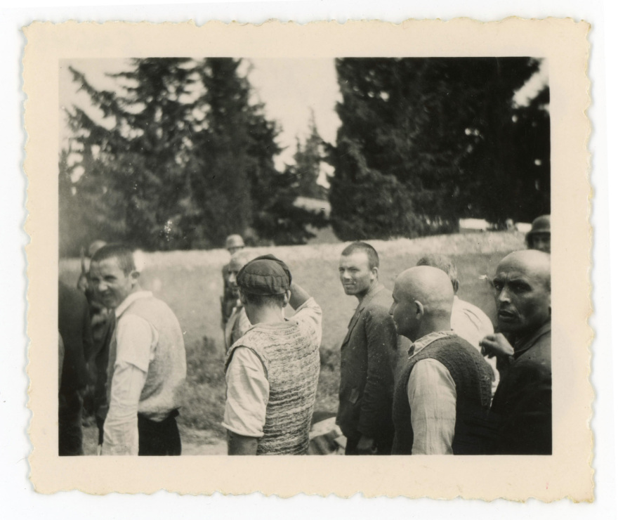 Κοιτώντας τον θάνατο στα μάτια: Η συγκλονιστική φωτογραφία από την εκτέλεση των 200 στην Καισαριανή