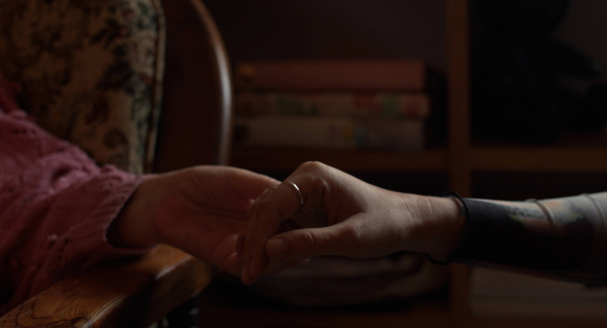 Η ιστορία της Άλμπα: Γεννήθηκε σε αίρεση, η μητέρα της αναγκάστηκε να γίνει «πόρνη του θεού»