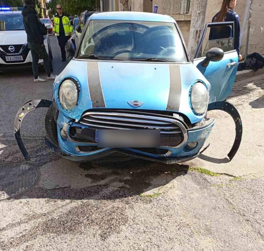 Ζημιές σε έξι ΙΧ από την τρελή πορεία του 20χρονου χωρίς δίπλωμα στον Πειραιά - «Θα δουλέψω να σας τα πληρώσω» φώναζε